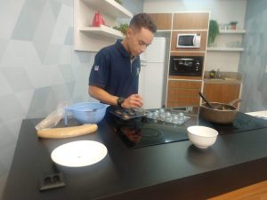 Brasil real: estudante vende trufas em Vitória para pagar faculdade