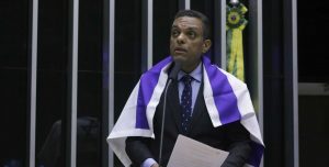 Câmara aprova audiência para debater Barbie trans