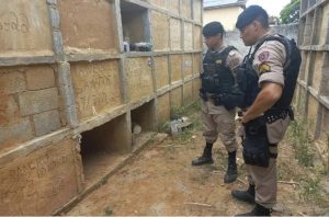 Mulher é encontrada viva após ter sido enterrada em cemitério por vingança