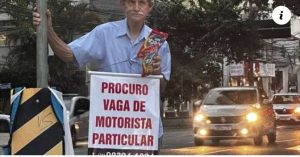 Idoso vende pipoca em BH e busca emprego como motorista em sinais de trânsito