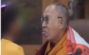 Pedido de Dalai Lama para criança chupar sua língua faz parte de piada, diz líder tibetano