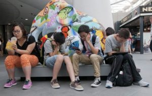 Sociedade idiotizada: Dominação e alienação através das milícias digitais