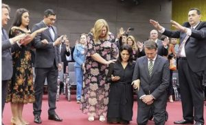 Deus deve amar homens medíocres, pois fez vários deles