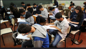 Como a Educação Brasileira Vem Domesticando a Mentalidade dos Alunos para a Submissão e Controle