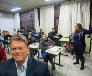Governo Tarcísio anuncia plano para reduzir 96 turmas do ensino noturno em escolas de SP