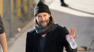 Keanu Reeves: O Homem Que Transformou Dor em Generosidade e Inspiração