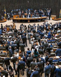 Pesquisa revela que maioria dos brasileiros acredita que a Bíblia deveria influenciar as leis