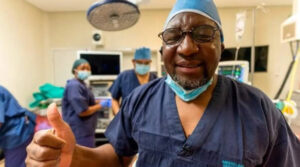 Professor Mashudu Tshifularo: O Gênio Africano Que Revolucionou a Cirurgia Auditiva