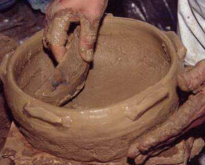 A Vida Pode Ter Nascido do Barro: Cientistas Reacendem Teoria Sobre a Argila Como Berço da Criação.