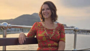 Após morrer por oito minutos, mulher retorna, afirma que a morte é uma ilusão e se torna guia de transição.