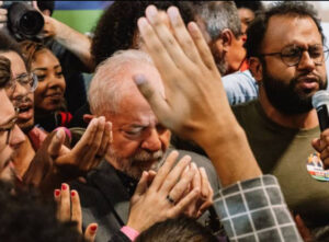 Apocalipse nos Trópicos: quando a fé virou arma política.