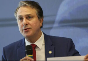 Por falta de verba, MEC só vai comprar livros de Português e Matemática para crianças do fundamental.