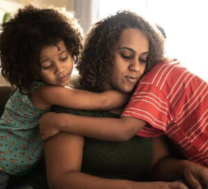 Mais de 65 mil crianças foram registradas sem o nome do pai no Brasil nos 4 primeiros meses de 2025