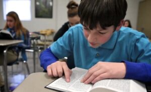 Florianópolis aprova uso da Bíblia como apoio pedagógico nas escolas públicas e privadas.