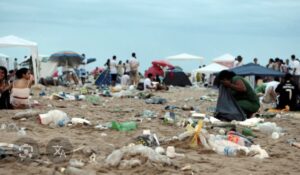 Após Réveillon, toneladas de lixo são recolhidas nas Praias do Brasil