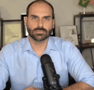 PF determina que Eduardo Bolsonaro volte ao cargo de escrivão após ter mandato cassado na Câmara.