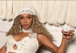 “Não havia mulheres pretas sentadas à mesa. Então eu tive que cortar a madeira e construir minha própria mesa”- Beyoncé