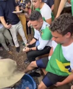 Fanáticos lavam os pés de Nikolas Ferreira como se o deputado fosse um apóstolo.