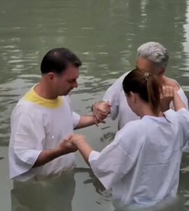 Flávio Bolsonaro vai a Israel e se batiza no Rio Jordão. O golpe está aí, cai quem quer.