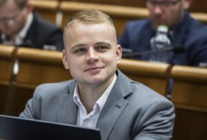 Eurodeputado eslovaco afirma que “pessoas brancas são o grupo mais odiado do mundo” e reacende debate sobre identidade na Europa.