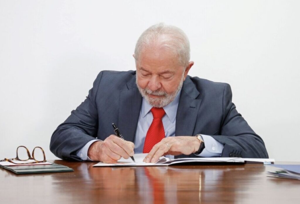 Lula sanciona lei que cria Dia Nacional em Memória das Vítimas da Covid-19 e homenageia o SUS.