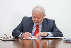 Lula sanciona lei que cria Dia Nacional em Memória das Vítimas da Covid-19 e homenageia o SUS.